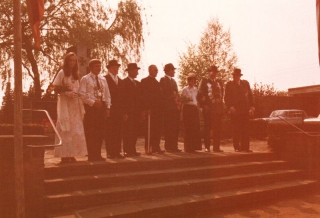 1972 Vorbeimarsch an der Kirche